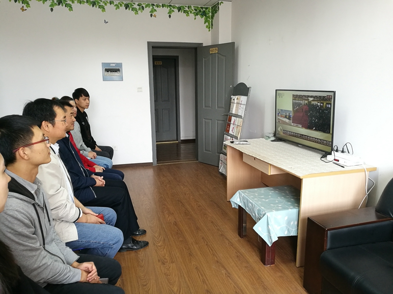 球王会组织师生收看十九届中共中央政治局常委同中外记者见面会.jpg